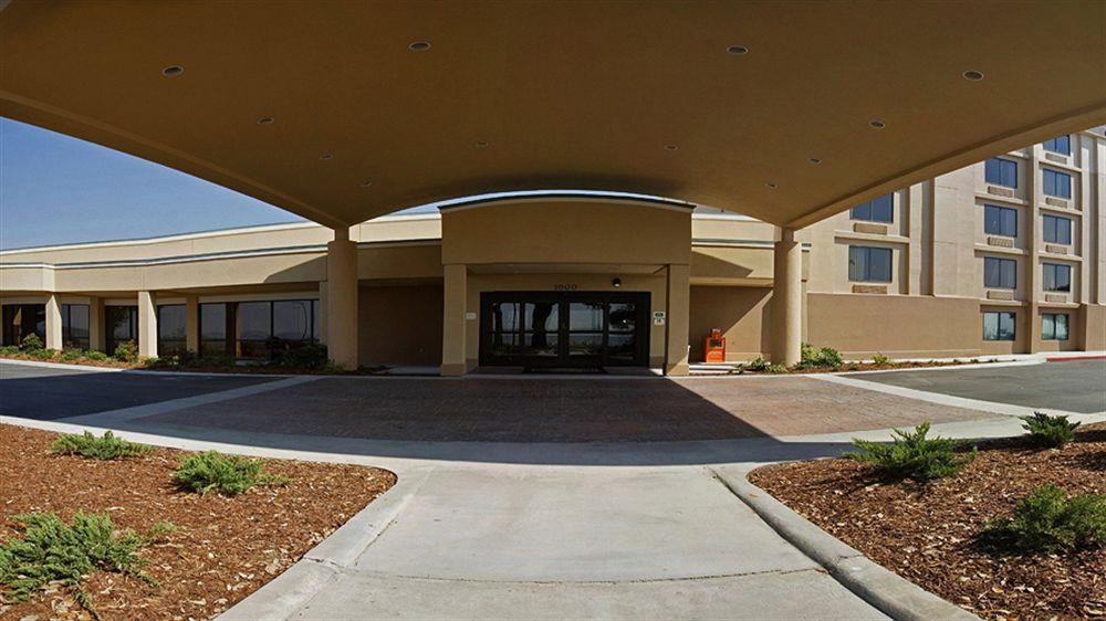 Courtyard By Marriott Gulfport Beachfront Buitenkant foto