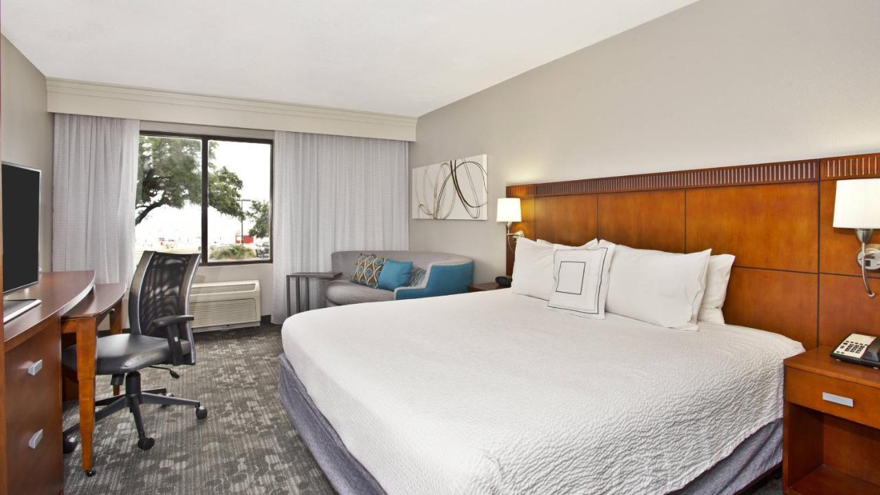 Courtyard By Marriott Gulfport Beachfront Buitenkant foto
