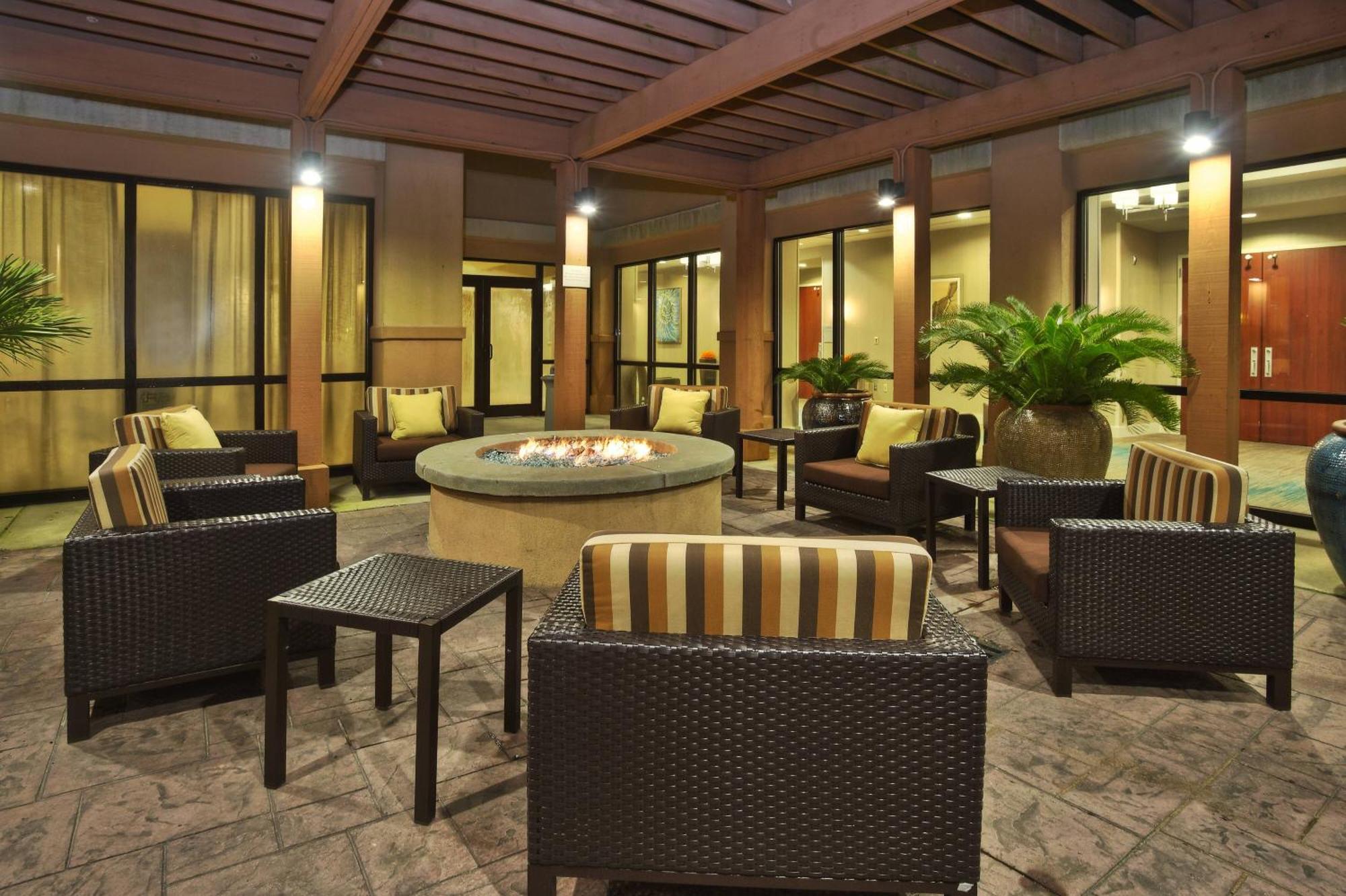 Courtyard By Marriott Gulfport Beachfront Buitenkant foto