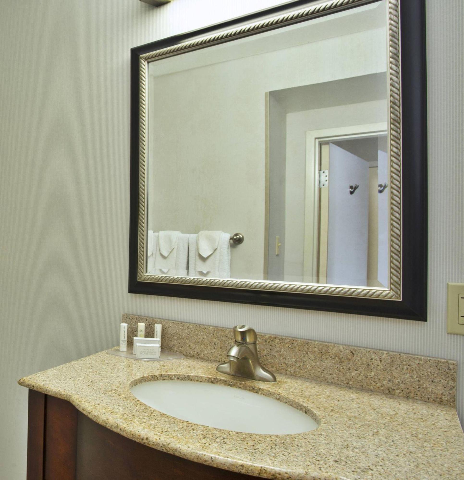 Courtyard By Marriott Gulfport Beachfront Buitenkant foto