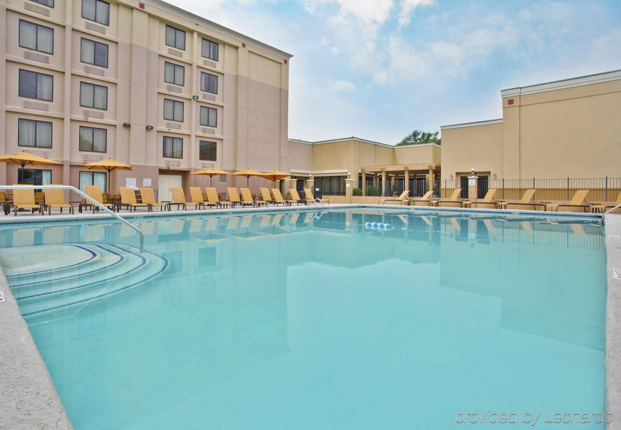 Courtyard By Marriott Gulfport Beachfront Buitenkant foto